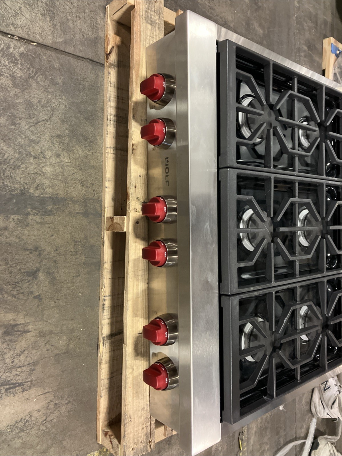 Wolf SRT366 36 Inch Pro-Style Gas Rangetop with 6 Dual-Stacked Sealed Burners gallery