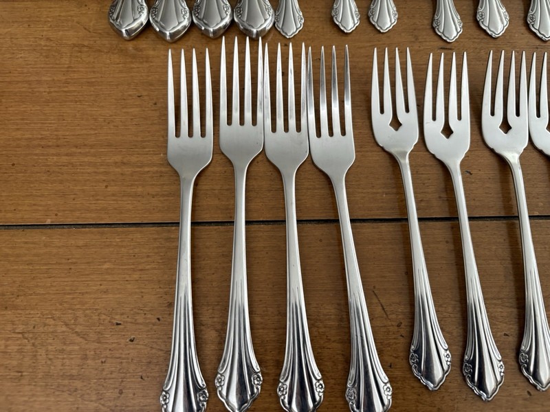 Oneida Bittersweet Repose Flatware Set 22 Pc Four 5-piece place settings gallery