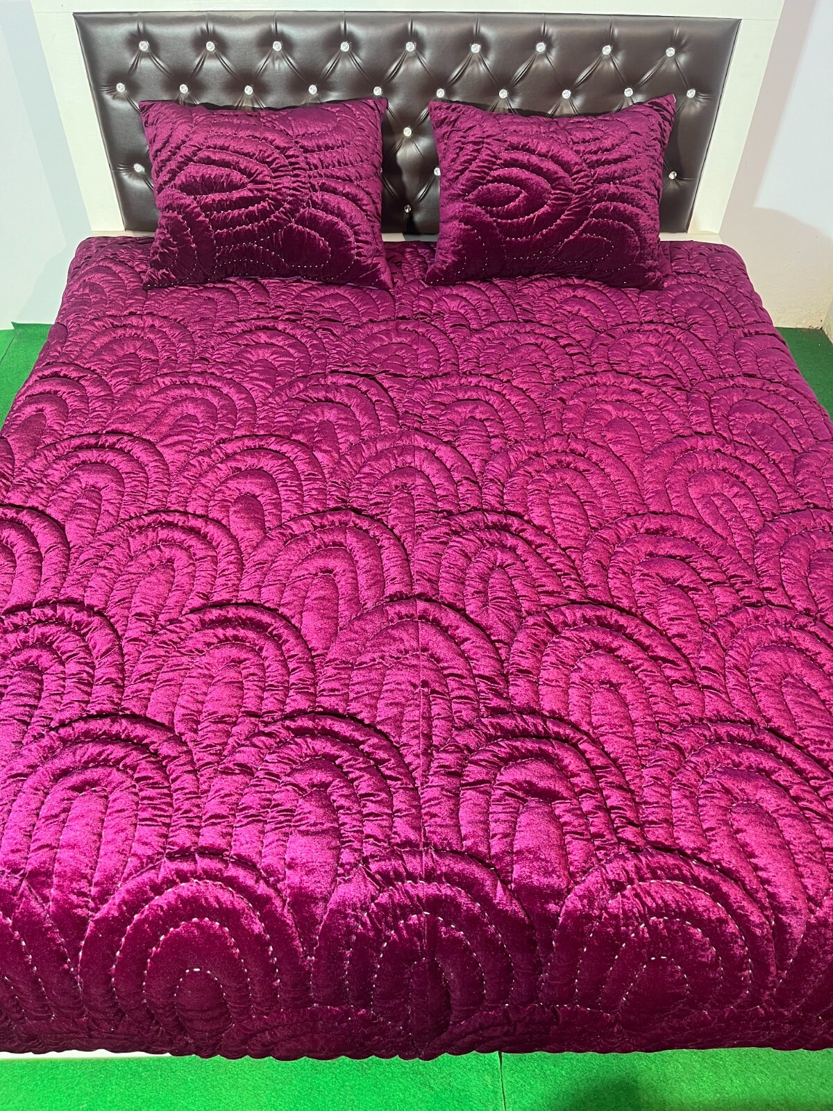 Extrasoft Vine Velvet Self round design Comforter Luxury Velvet Set Fluffy Quilt gallery