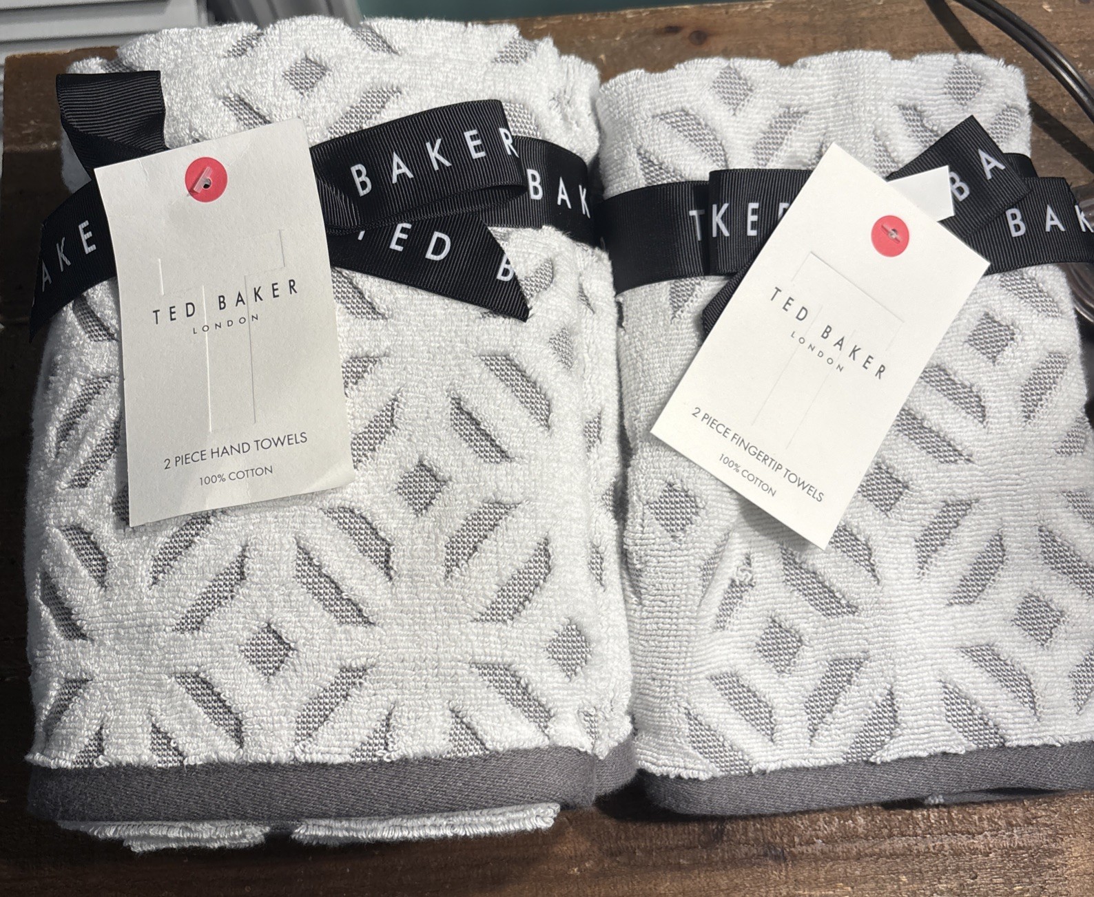 Ted Baker London 2 Hand & 2 Fingertip Towels White Gray Geometric 100% Cotton gallery