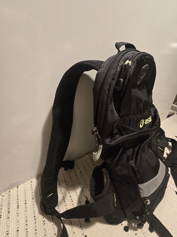 Asics Performance Run HIKE Backpack Zip Padded Black Gray comfort compsrtments 4