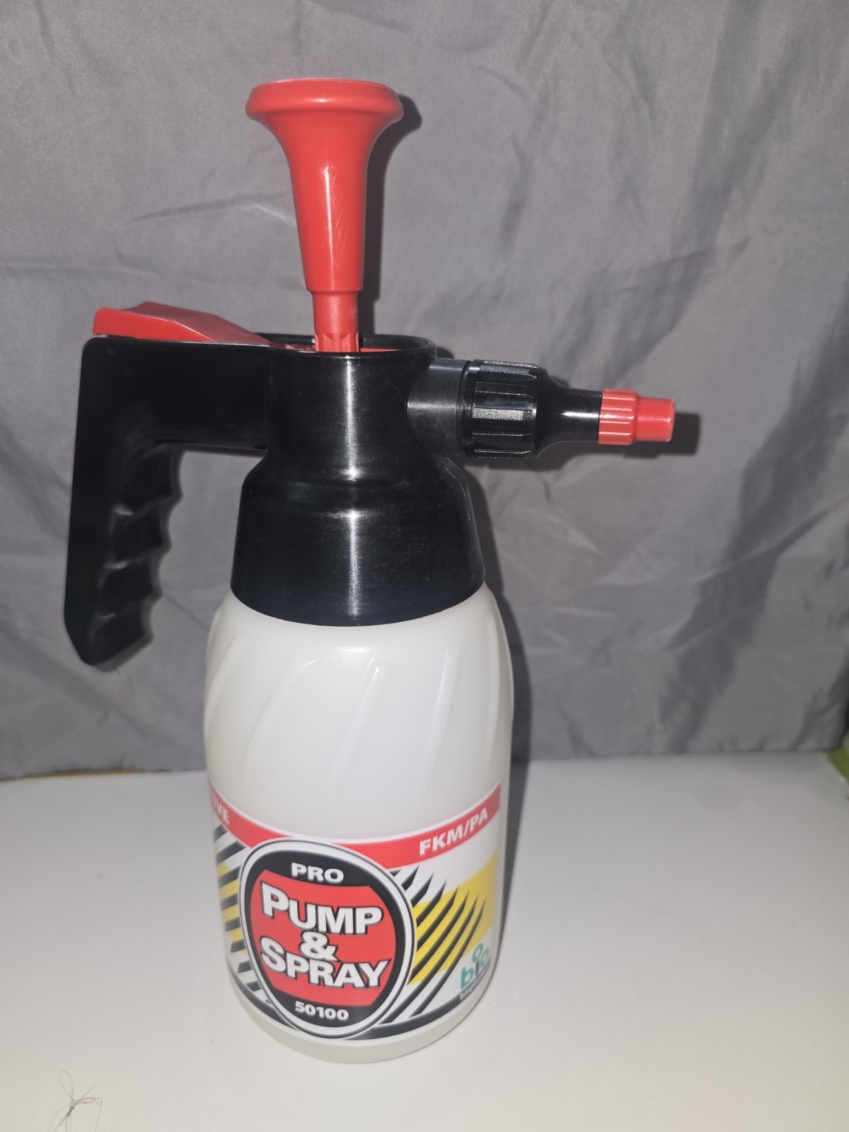 FBS 50100 Handheld Sprayer 1.0L Plastic Easy to Clean Manual White Black Red gallery