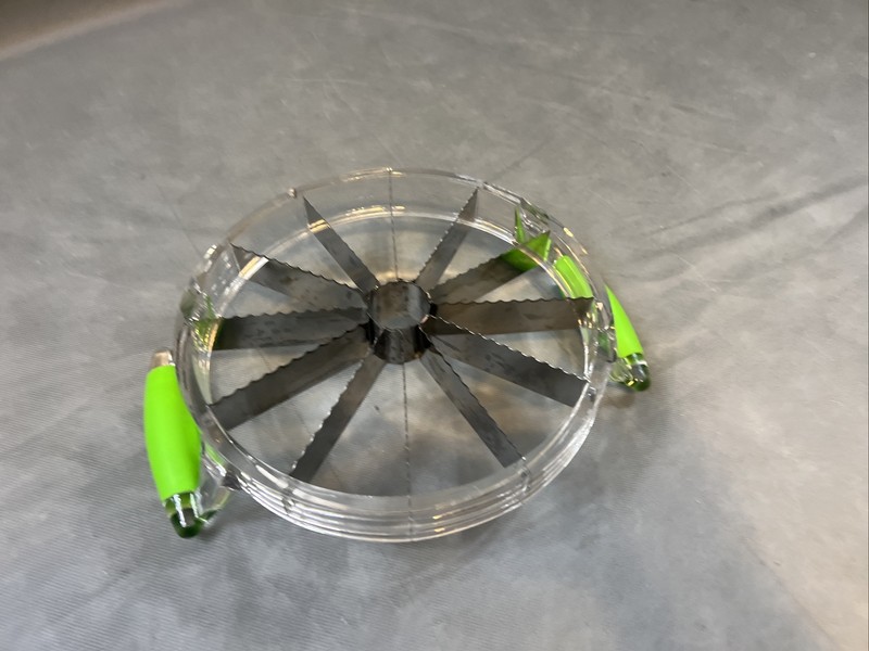 Watermelon Cutter Multifunctional Handheld Round Divided 8X10.5X1.5 Melon Slicer gallery
