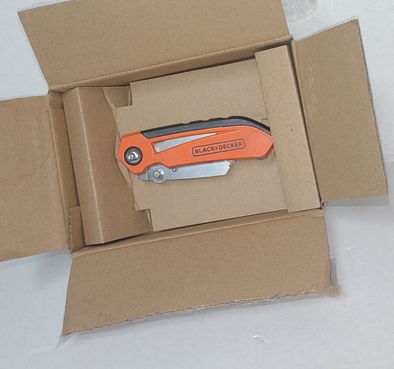 Black + Decker Folding Utility Knife w/Blade Storage BDHT10002 Brand New gallery