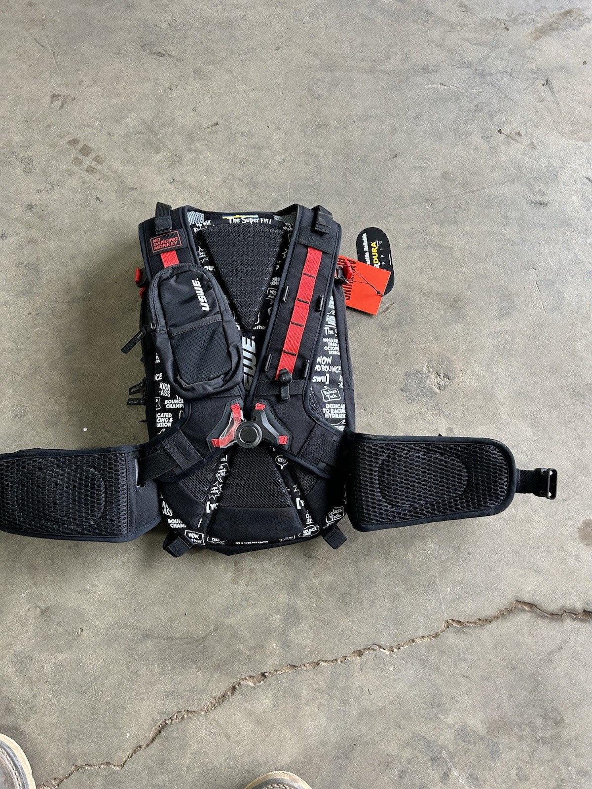 USWE CORE 16 Black And Red Backpack