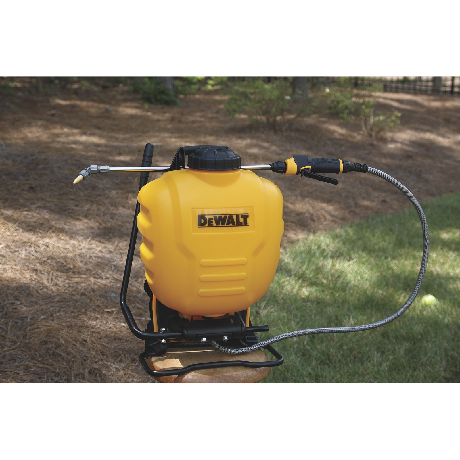 DEWALT Backpack Sprayer, 4-Gallon Capacity, 0.3 oz./min., Model# 190652 gallery