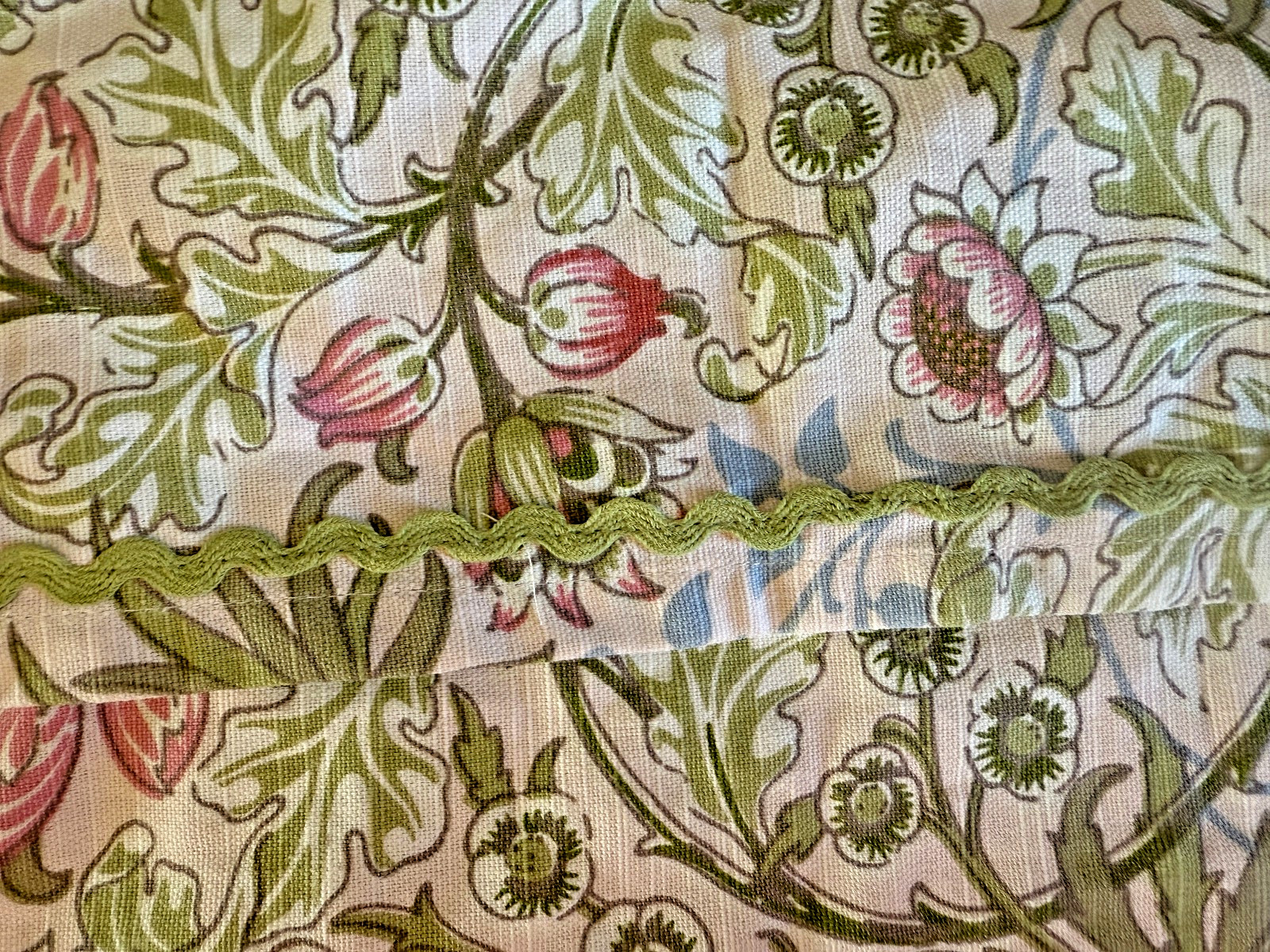 Willam Morris Hyacinth Kitchen Bib Apron Cotton Multicolor Floral Rickrack Trim gallery