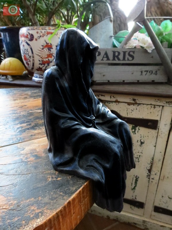 "DARKNESS RESIDES" Haunting Faceless Figure Dark & Scary Grim Reaper Gothic 23cm gallery