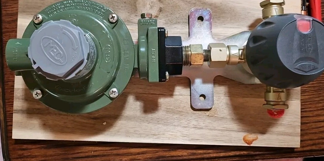 Changeover Regulator 1/4" Inverted Flare To 1/2" FPT 9-13" wc MEGR 1222-BAF gallery