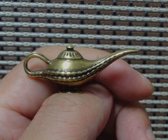 Vintage Style Solid Brass Aladdin’s Lamp Wishing Teapot Statue Pendant