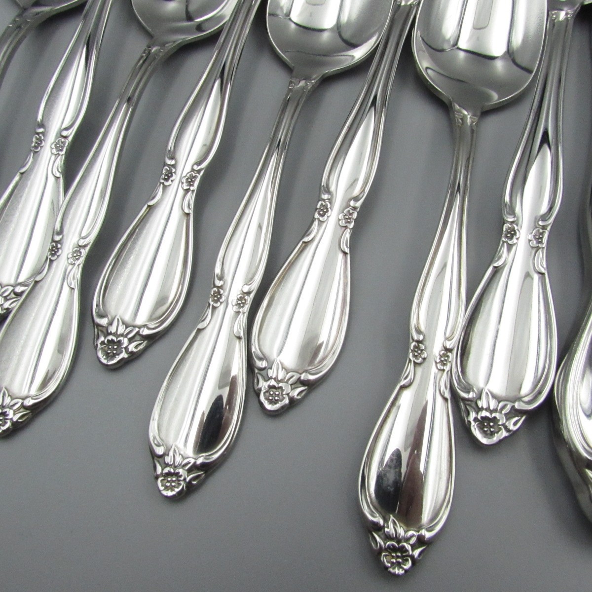 Oneida Community USA Stainless CHATELAINE Service for Four / 20 Piece Set - Used gallery