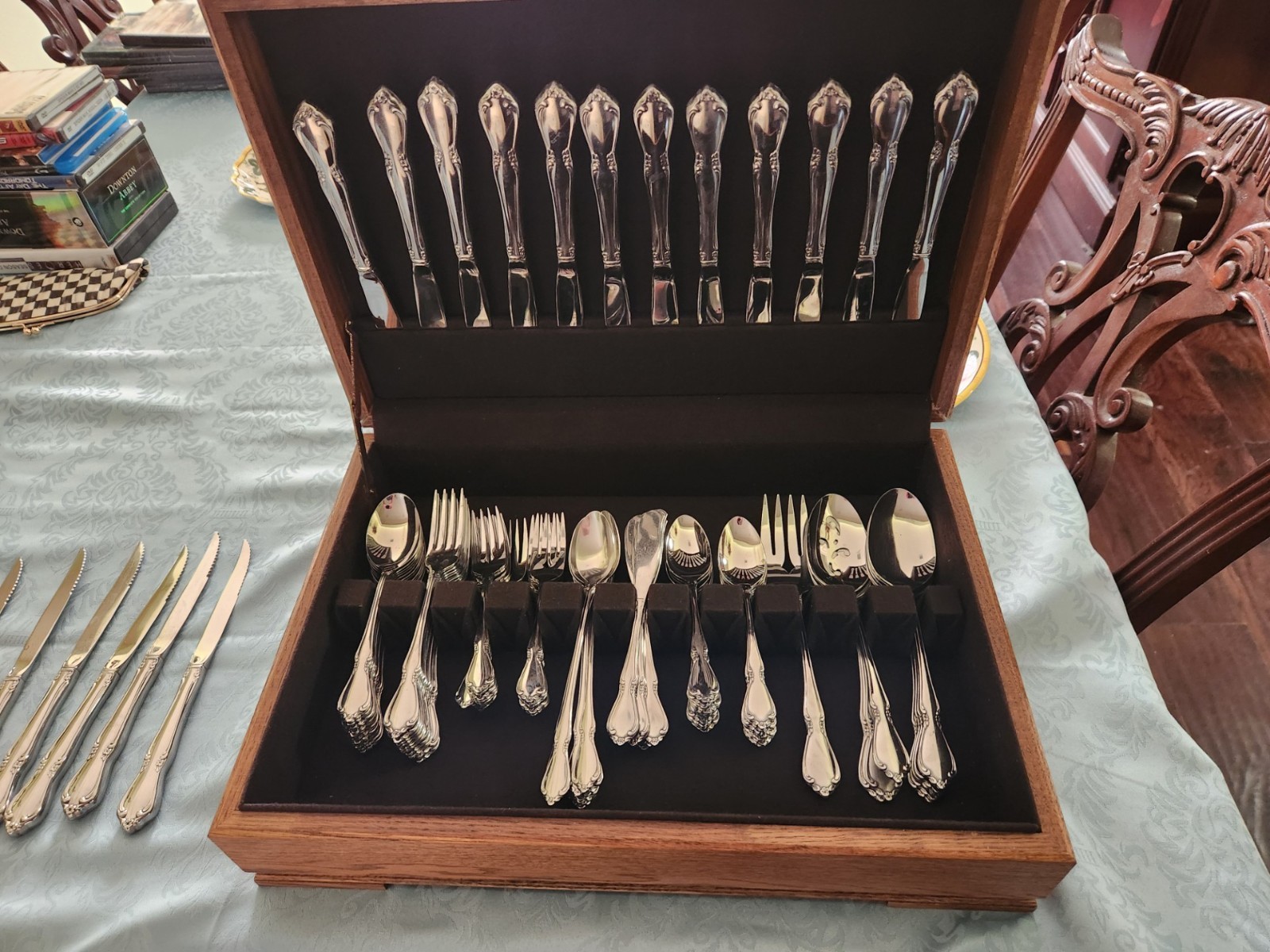 110 piece Oneida Craft Deluxe Stainless Chateau Service for 10-12 gallery