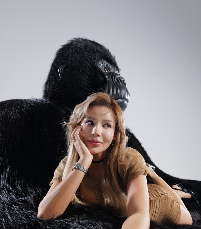 Inflatable Gorilla Couch Sofa Luxury Mink Plush 600kg Load Capacity Lounge Chair gallery
