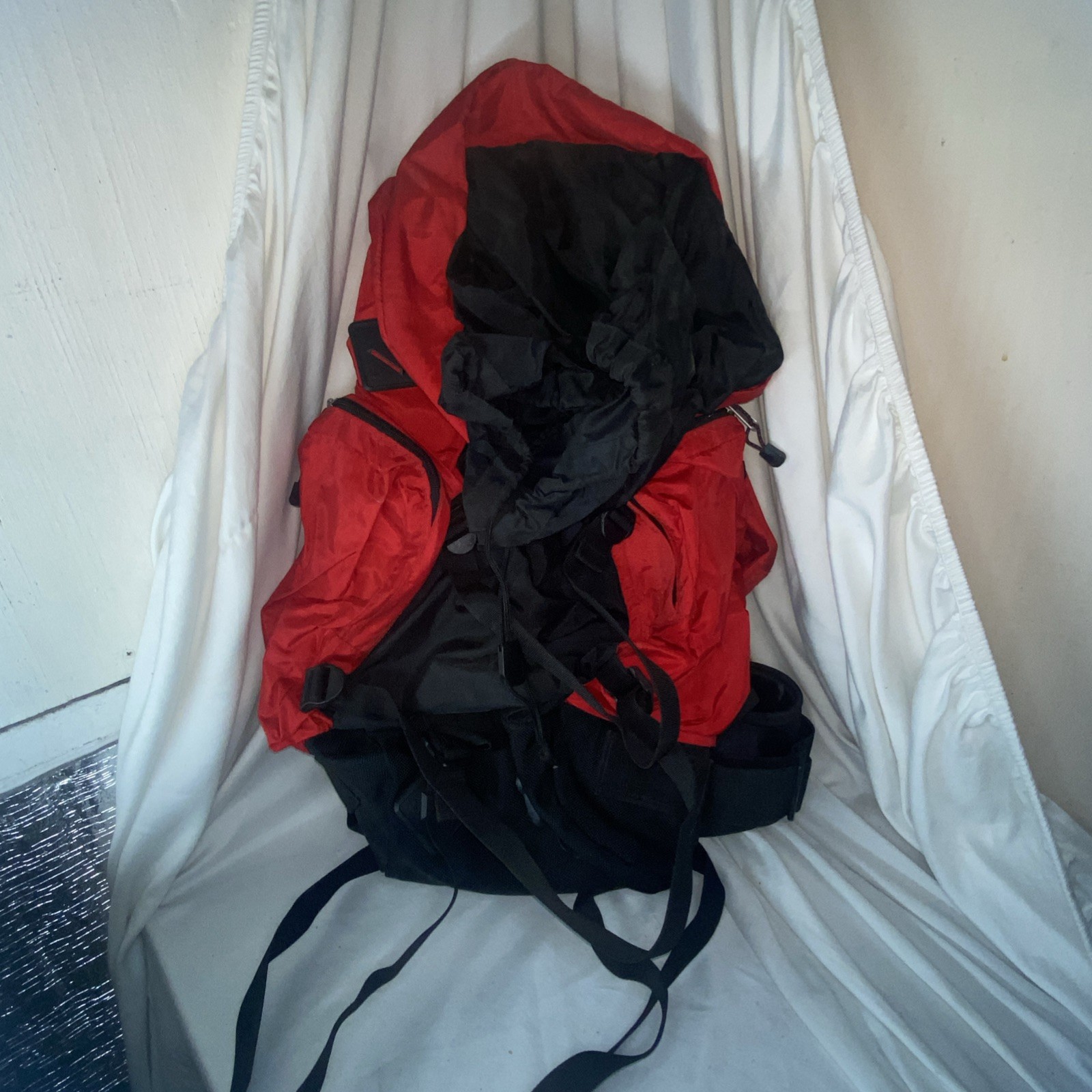 High Sierra Red/Black Hiking Backpack with Adjustable Straps 2