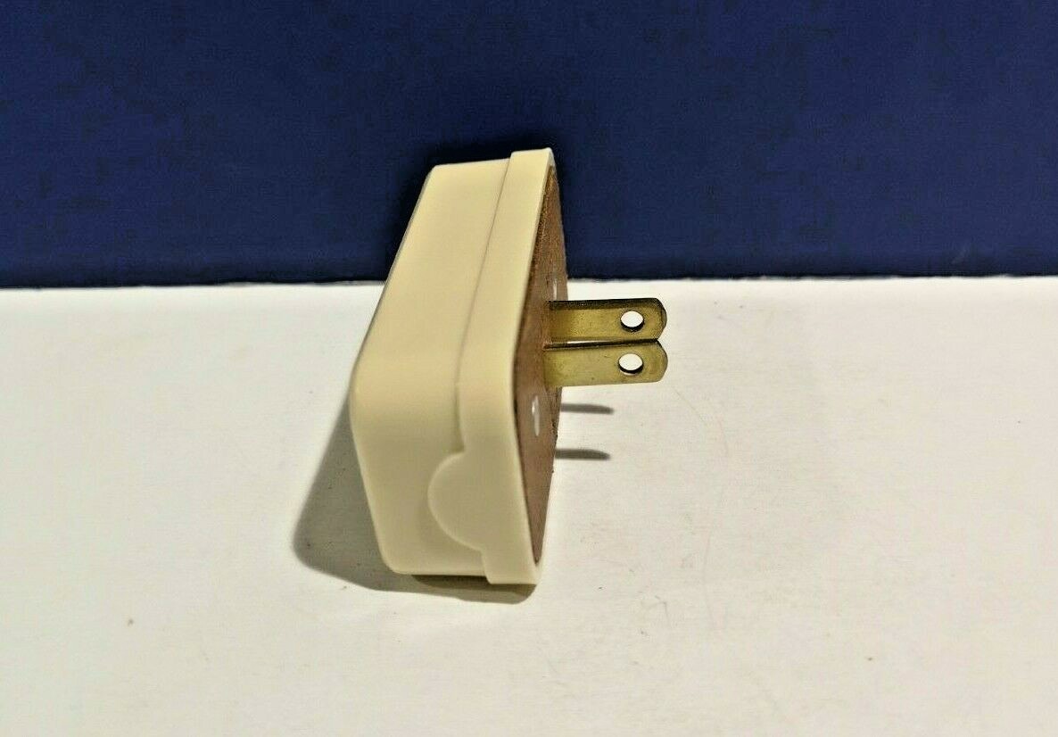 LEVITON IVORY 3-Outlet Plug-In RECEPTACLE Tap 10A 250V 15A 125V UL NEW 62-I gallery