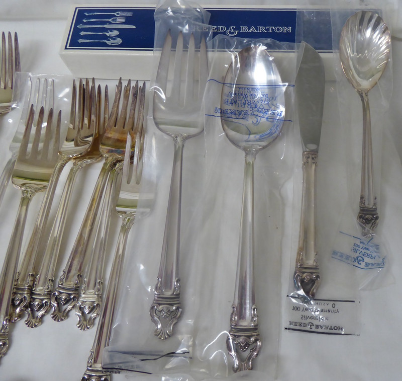 39 PC REED & BARTON - EMPEROR - SILVERPLATE FLATWARE SET - 7 SETTING & 4 SERVING gallery