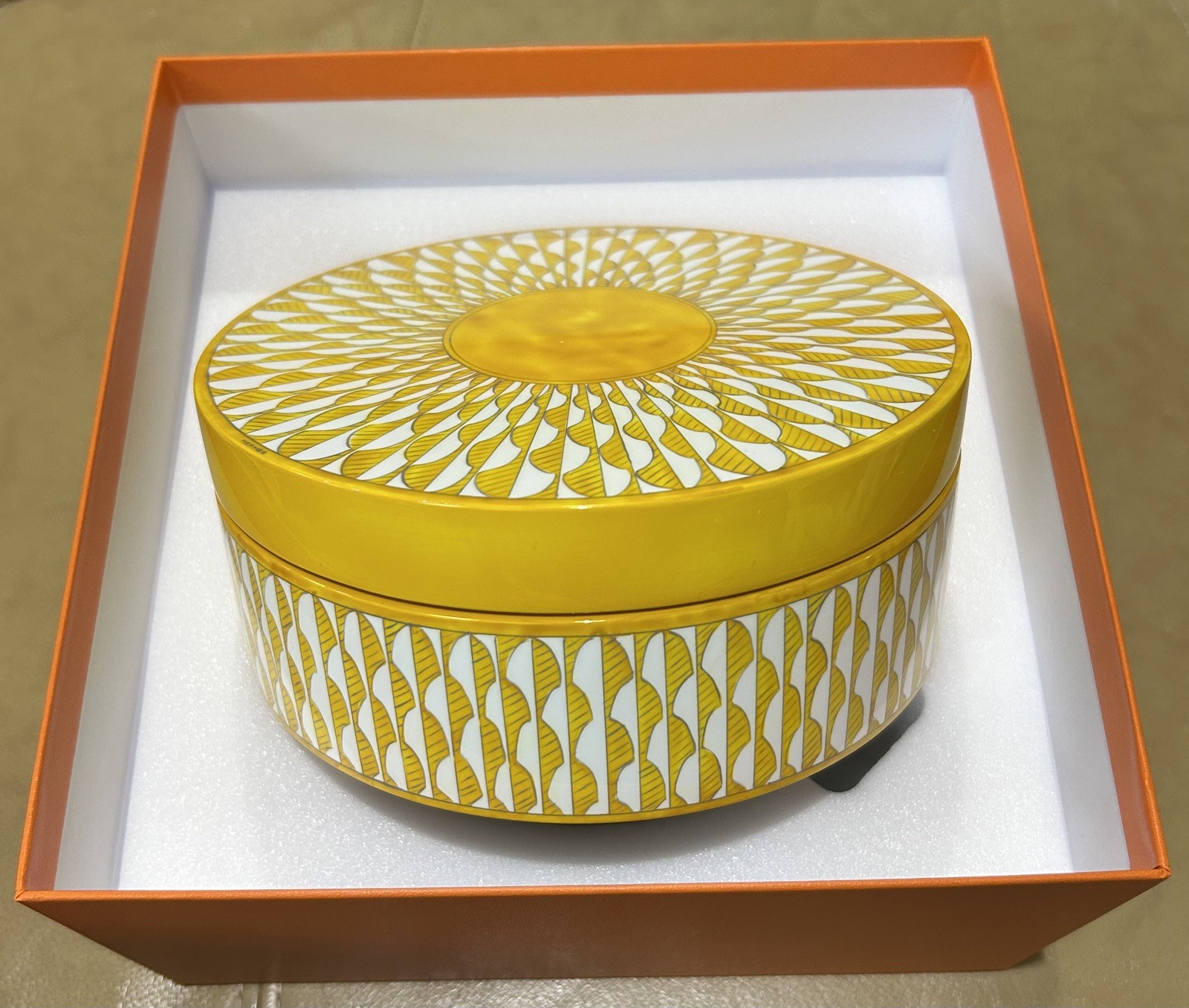 HERMES Soleil d'Hermès Box MM Tableware Lacquer SS Yellow White gallery