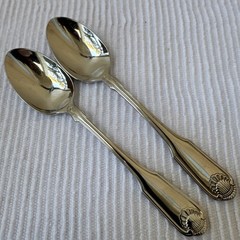 2 TWO Oneida CLASSIC SHELL Teaspoons 6″ Stainless Flatware Silverware Cube Mark