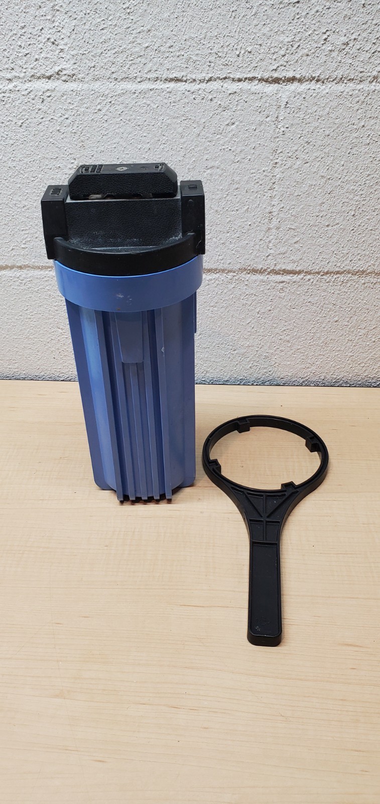 Used In Line Sediment Filter Housing For 10" Filter Comes With Wrench gallery