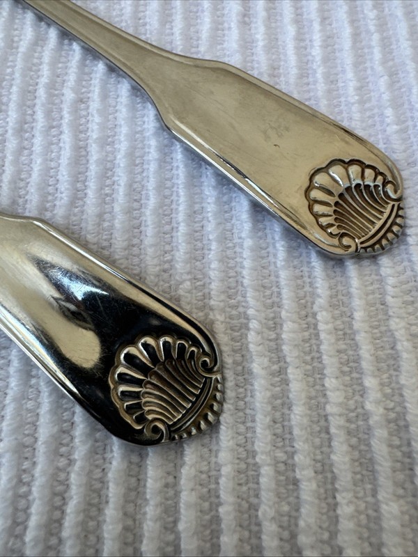 2 TWO Oneida CLASSIC SHELL Teaspoons 6" Stainless Flatware Silverware Cube Mark gallery