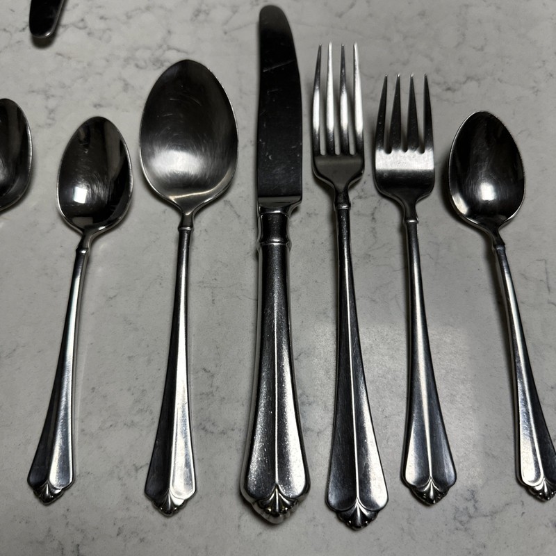 Oneida Juilliard Cube Stainless Flatware 78 Pc, 6 Place Service for 10 + Serving gallery