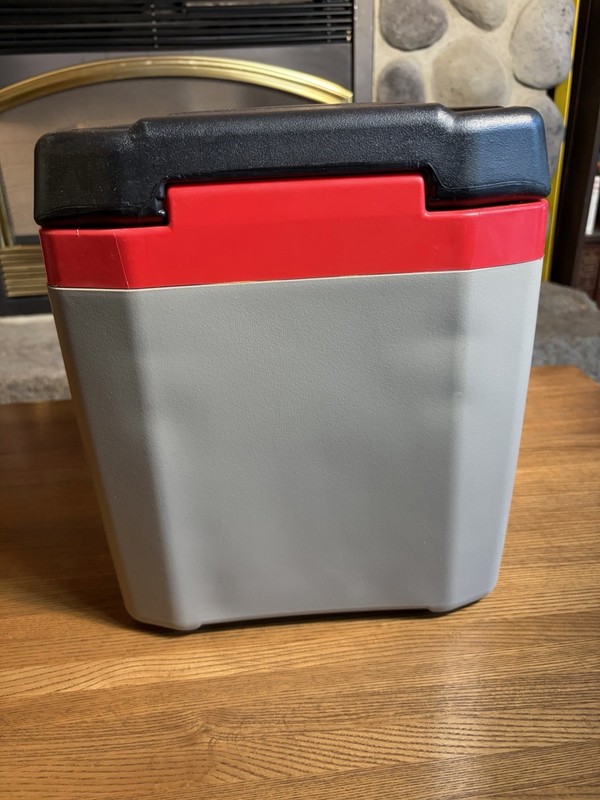 Igloo Quantum 12 cooler 18 Pack capacity Lockable USA. 12 Quart NEW gallery