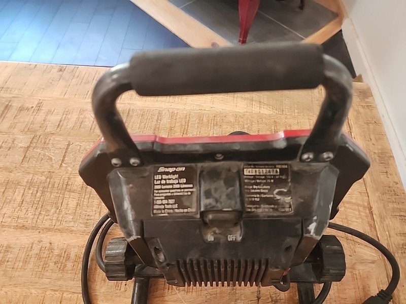 Snap On Tool LED Work Light 2000 Lumens 120 Volts AC 692404 25 Watts gallery