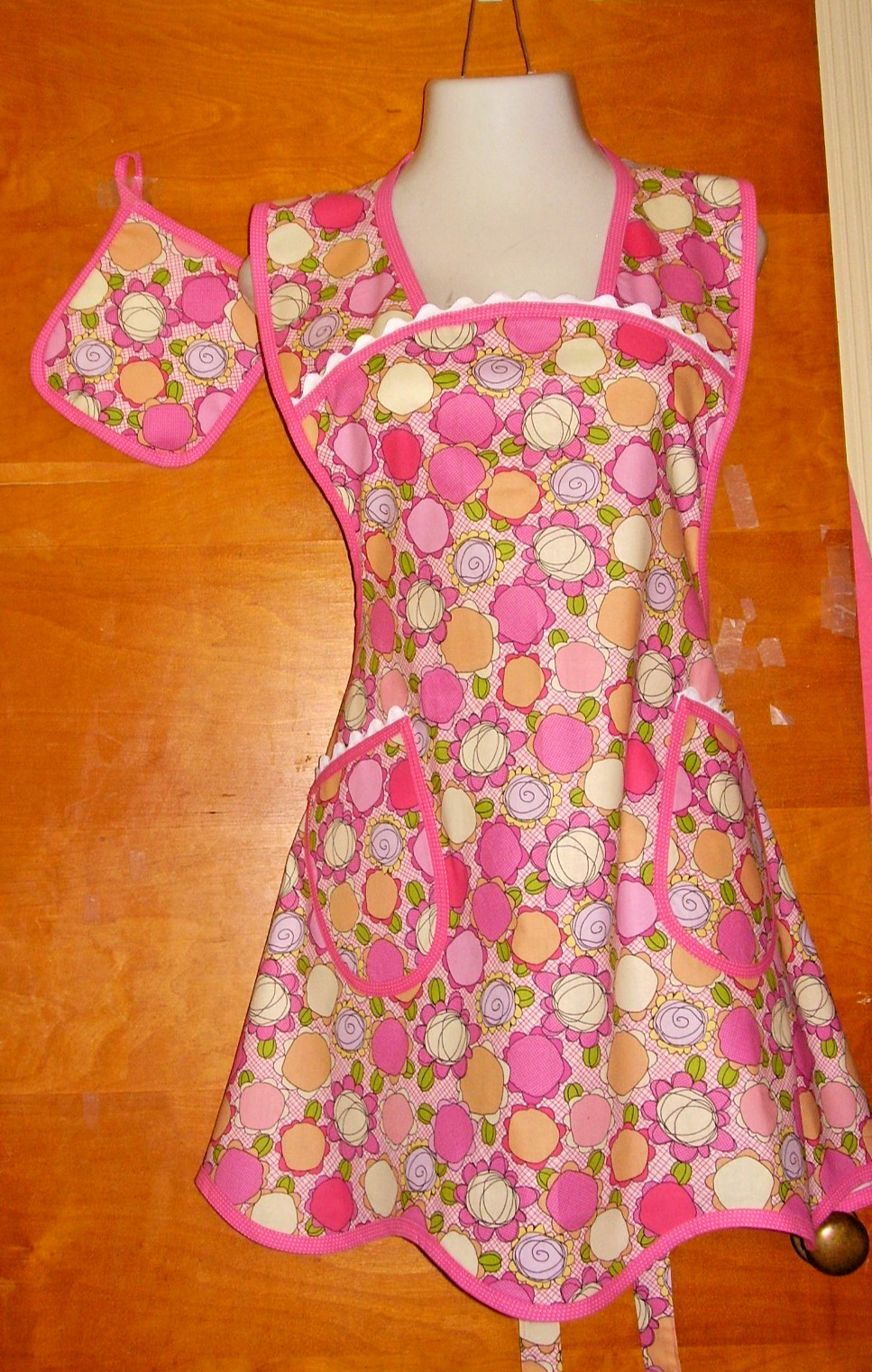 HANDMADE BIB APRON - PLUS SZ - FLORAL w DOTS + GIANT RICK RACK - VINTAGE - RETRO gallery