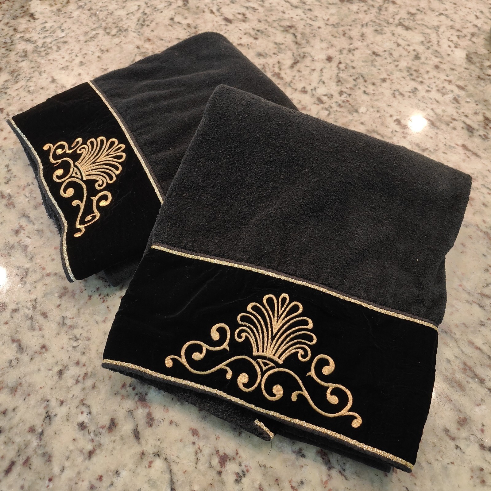 2 AVANTI LOOK COTTON BLACK GOLD SCROLL SHELL EMBROIDERED BATH TOWELS 27" X 47" gallery