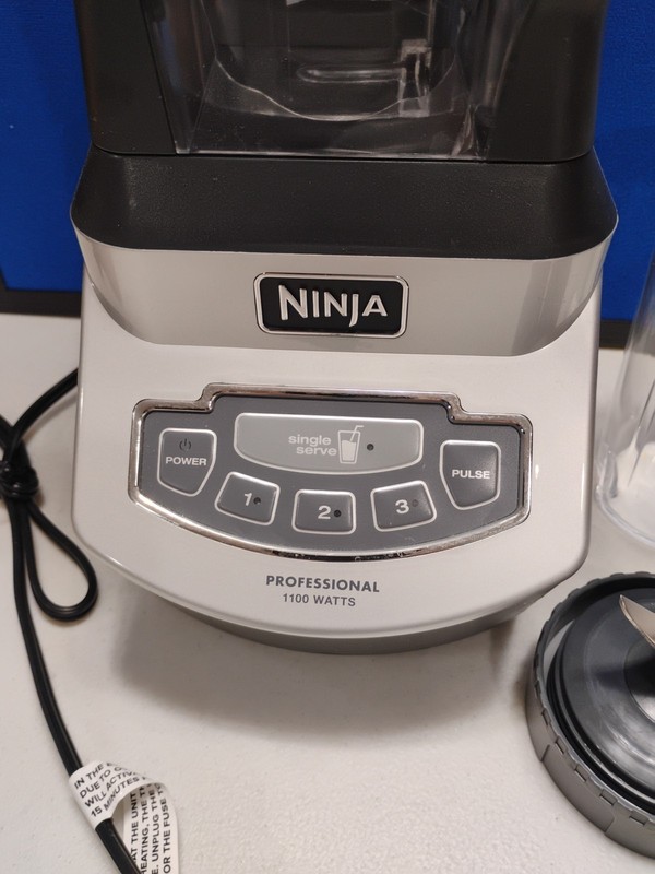 Ninja Professional 1100W Blender 72oz BL660 Never Used Bonus 2x Smoothie Cups! gallery