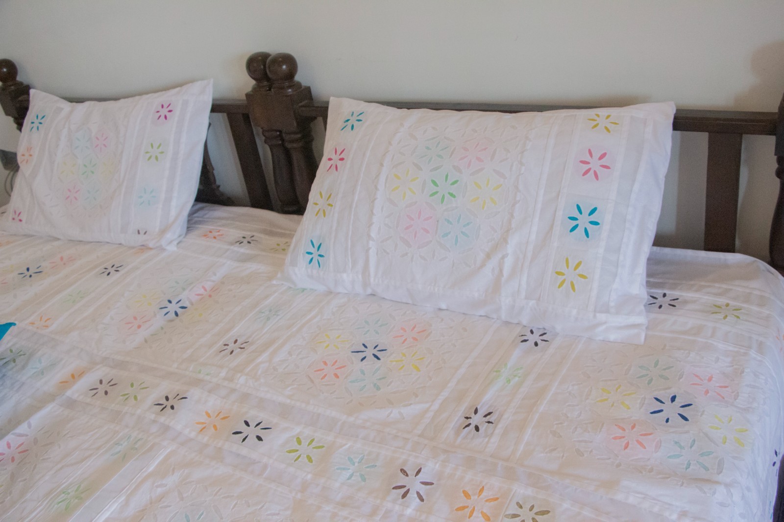 Handcrafted Appliqué Work Bedsheet Set – (90×108") gallery