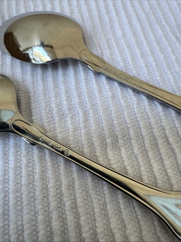 2 TWO Oneida CLASSIC SHELL Teaspoons 6" Stainless Flatware Silverware Cube Mark gallery