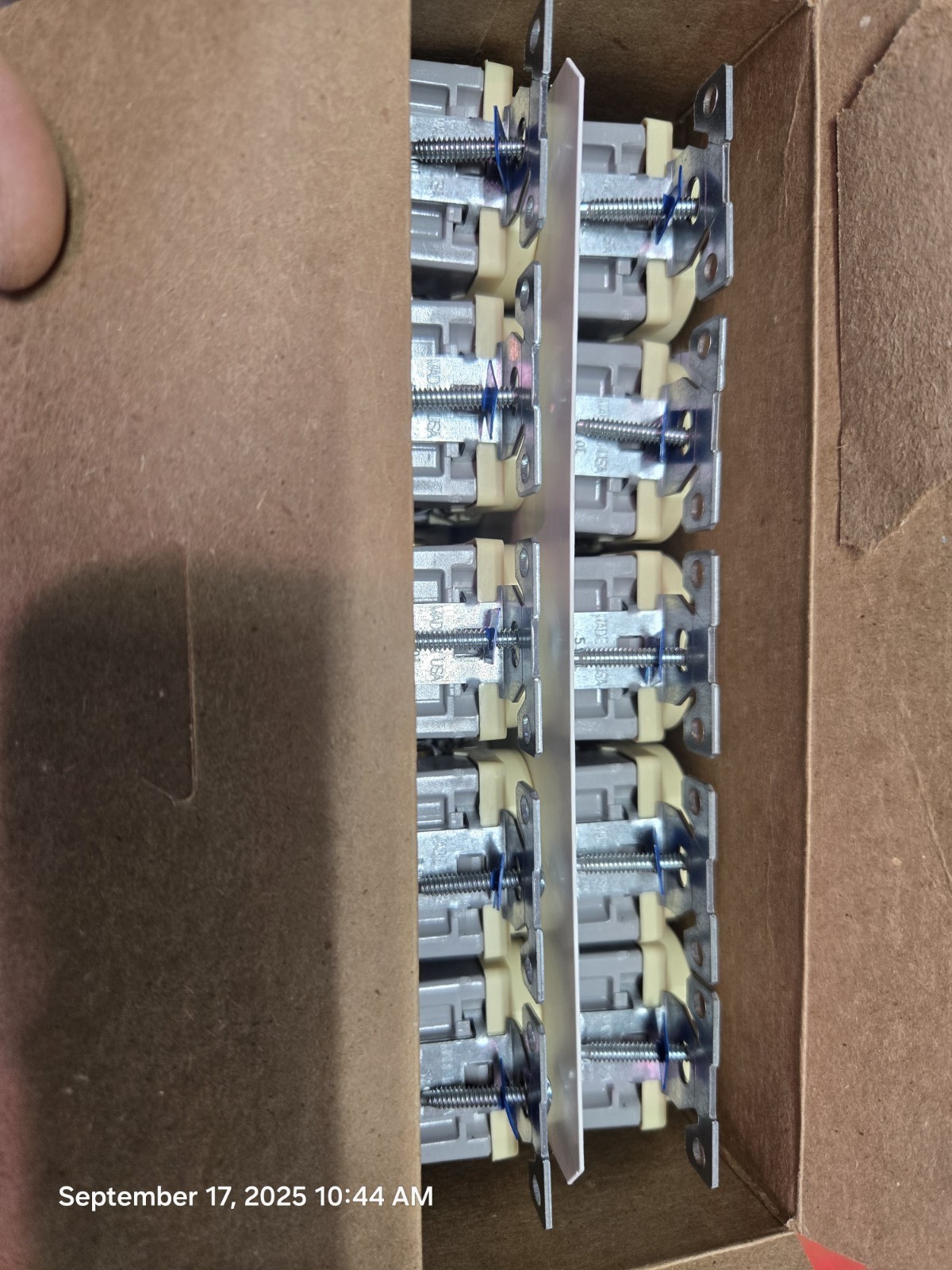 10 Pack EATON 15 AMP Standard Duplex Receptacle -IVORY- #BR15V-10-LW gallery