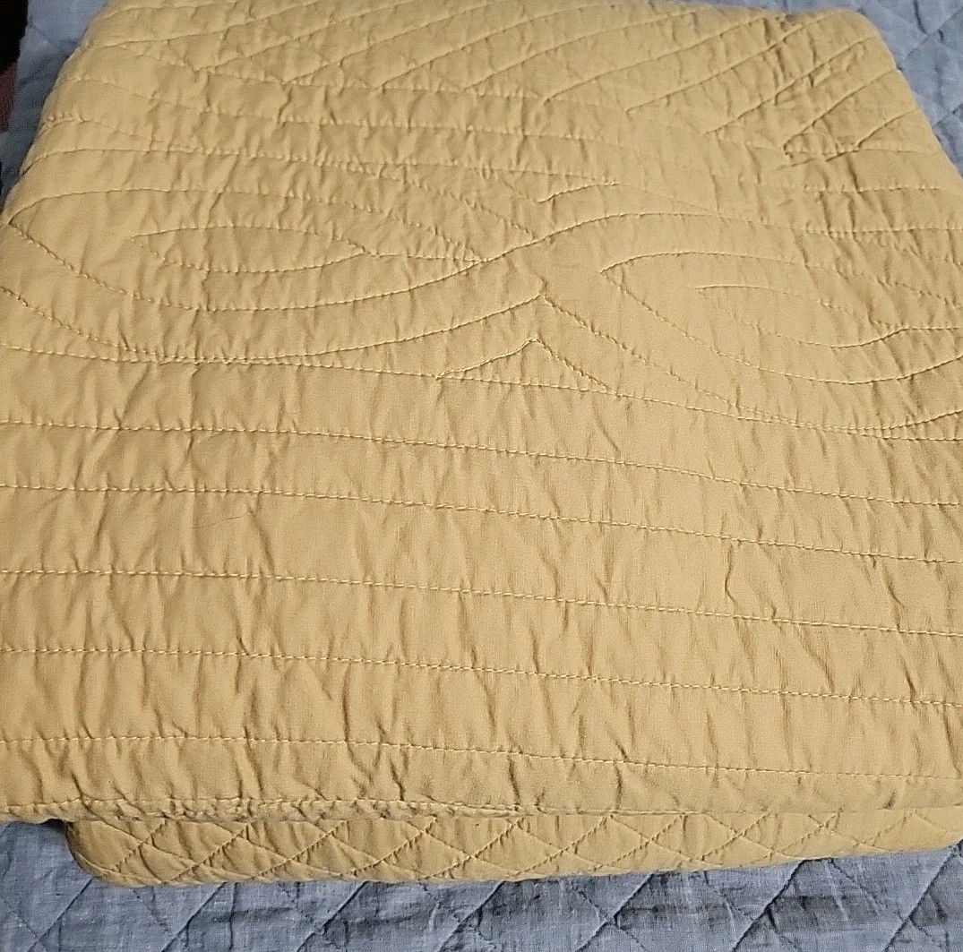 Pottery Barn Heirloom Scallop Quilt FULL/QUEEN Harvest Gold 92" X 88" gallery