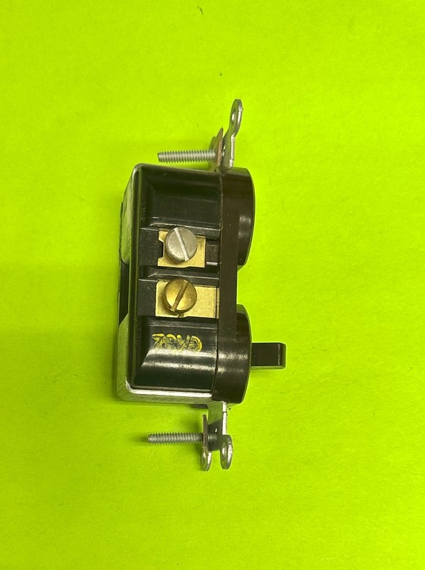 Leviton 5226 COMBINATION SP Toggle Switch & PILOT LIGHT 15A 125V BROWN gallery