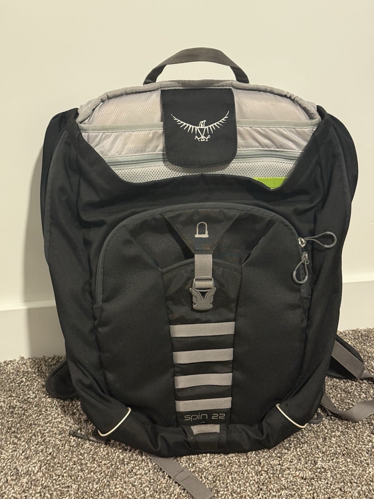 Osprey Spin 22 Backpack Black Excellent Condition 3