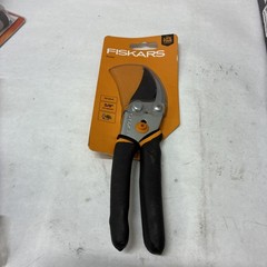 Fiskars Pruner 5 /8″ Cut Capcity –