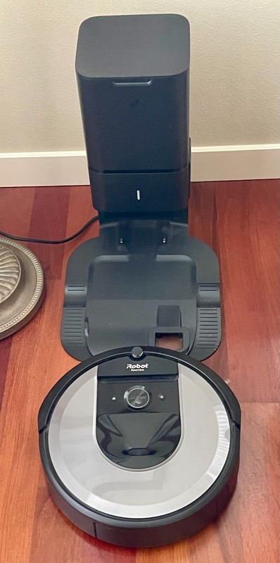 iRobot Roomba i8+ with Clean Base – One‑Owner, Very Clean + 10 Bags, 2 Filters gallery