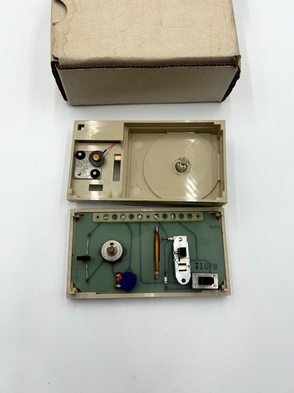 Vintage Maxitrol Selectra II Mechanical Thermostat Heat/Cool Off Wall Mounted gallery