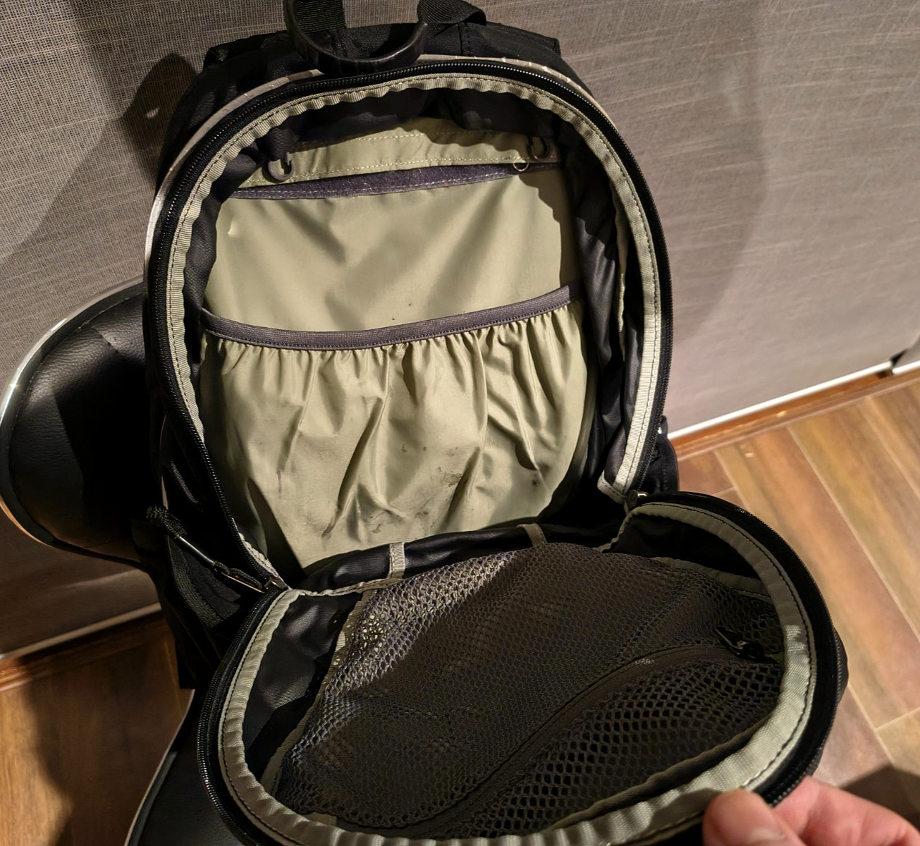 Macpac SUPERTAMP Ventilated Back System 30L Backpack - Black 4