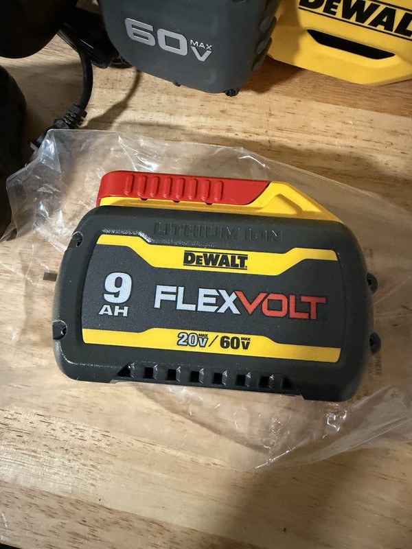 Dewalt 60v Max Flexvolt 18” Chainsaw Kit DCCS672X1 gallery