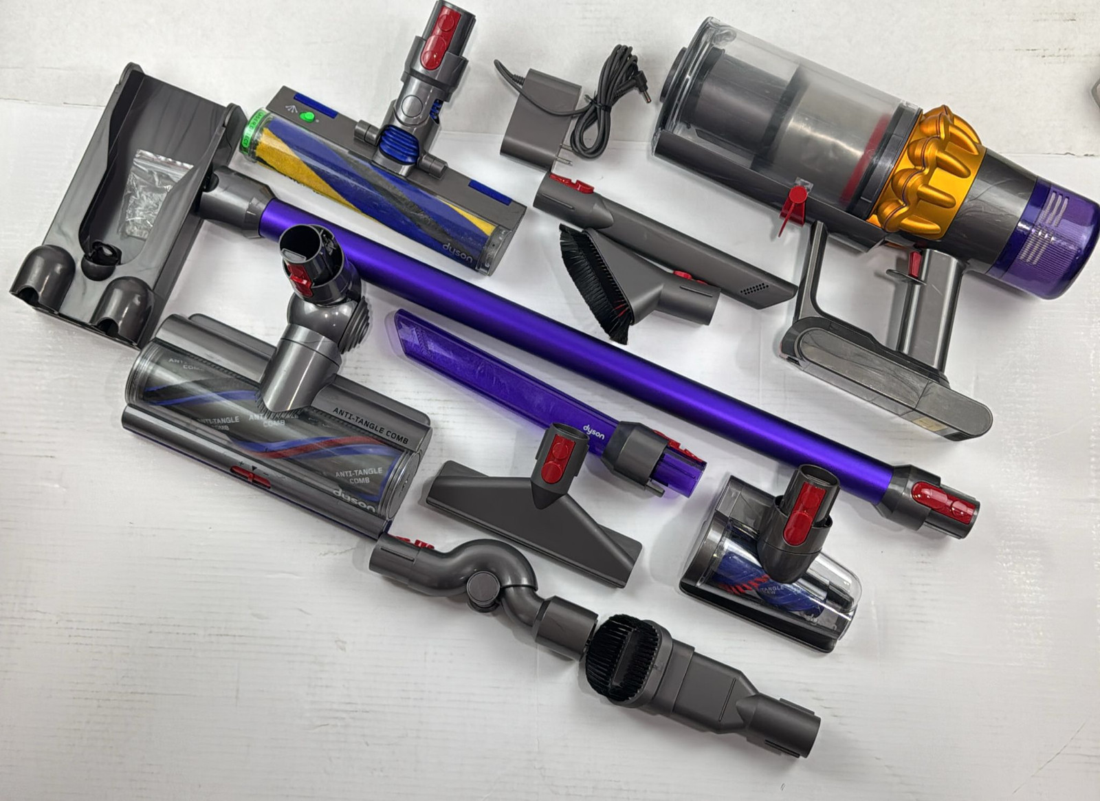 Dyson V15 Detect: Cordless Stick Vacuum Cleaner With Accessories and Wall Mou... gallery