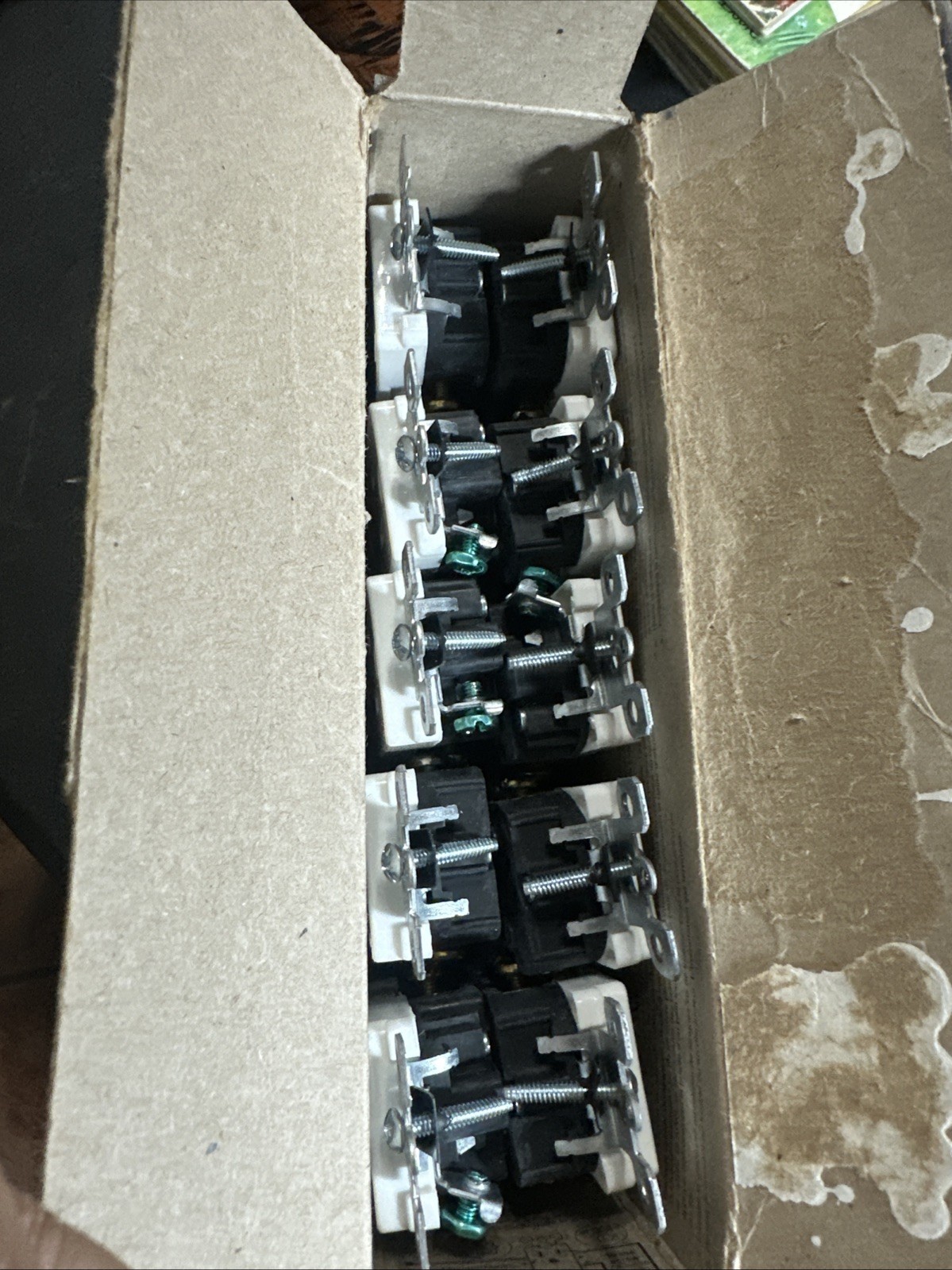 Leviton Decora 15A-125V Outlets 10 pack gallery