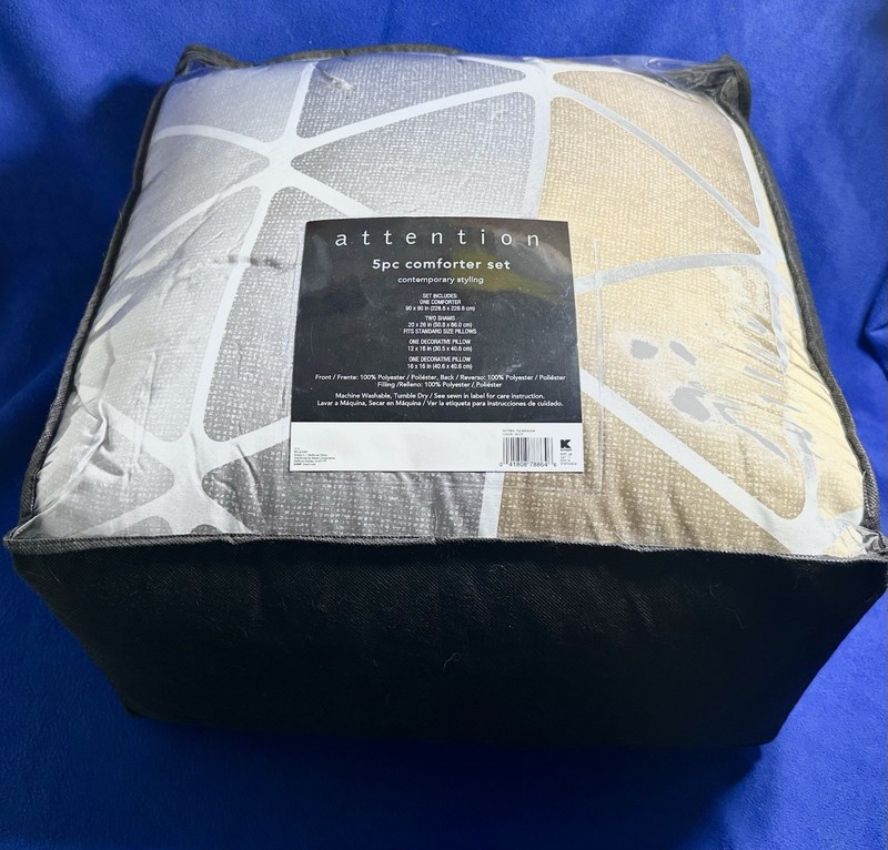 5-Piece Queen-Sized Comforter Set / With 2 Shams, 2 Decorative Pillows / NEW gallery