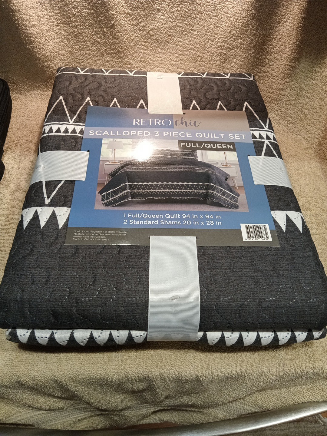Retro Chic Scalloped Three-piece Quilt Set Full / Queen Gray And White gallery