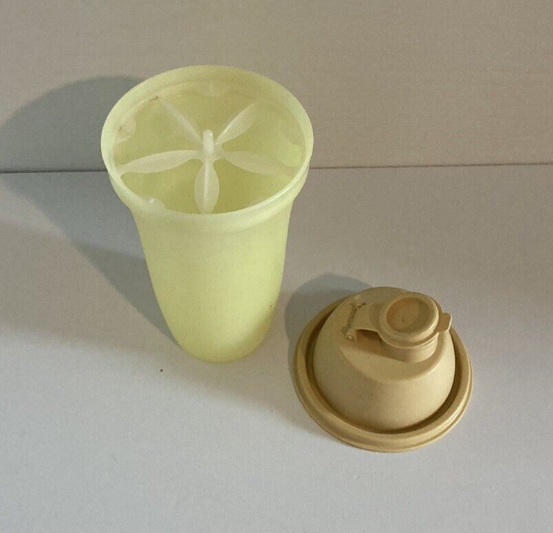 Tupperware 844-11 Quick Shake Gravy Drink Mixer Shaker Yellow Peach Lid Vtg gallery