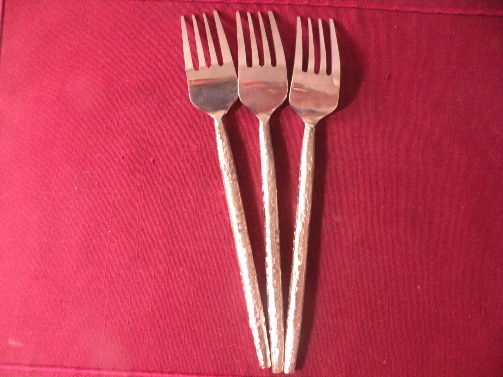Set Of 3 Dinner Forks Hammered Rustic Stainless Tapered Handle tip 8 1/2" gallery
