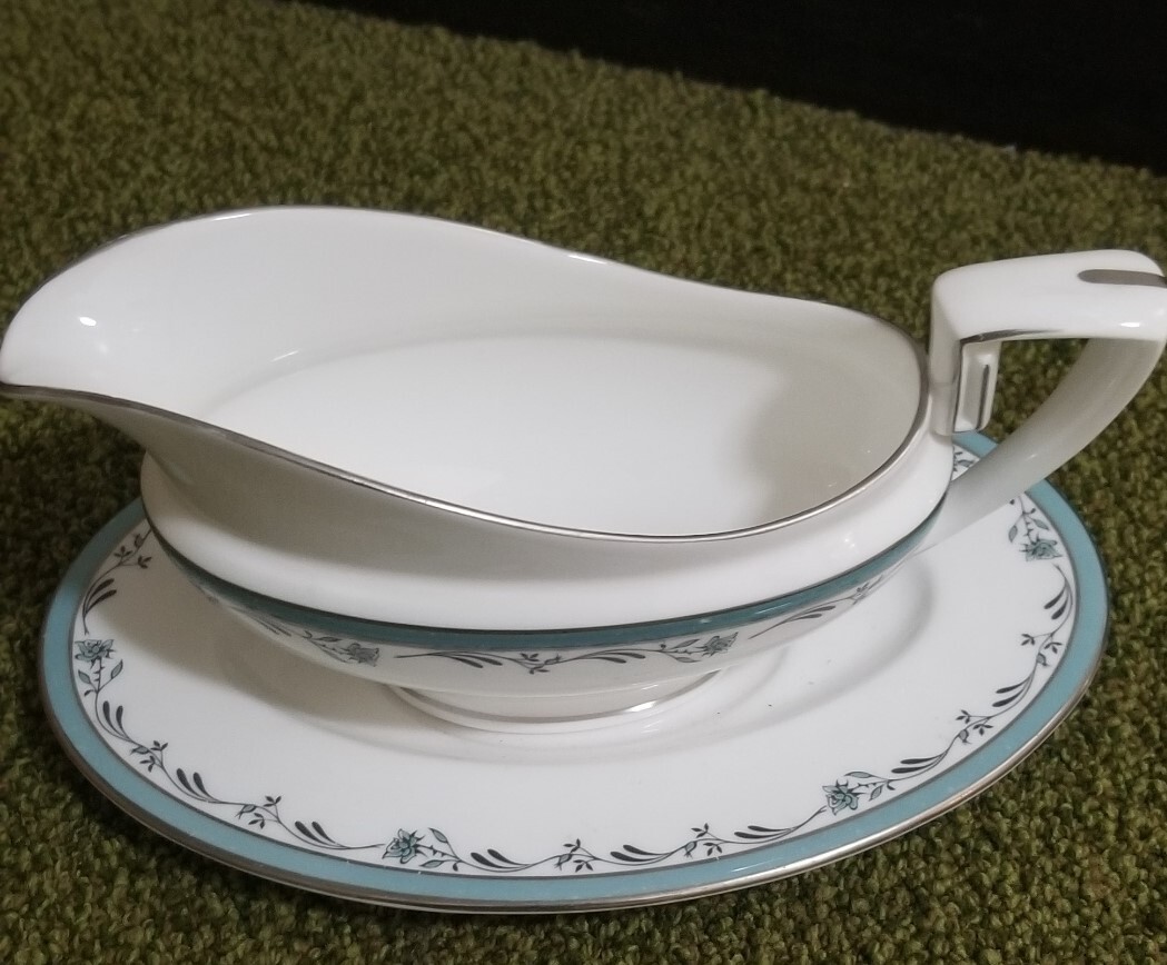 Royal Worcester Sea Rose DInnerware Set- 32 pieces. Perfect! gallery