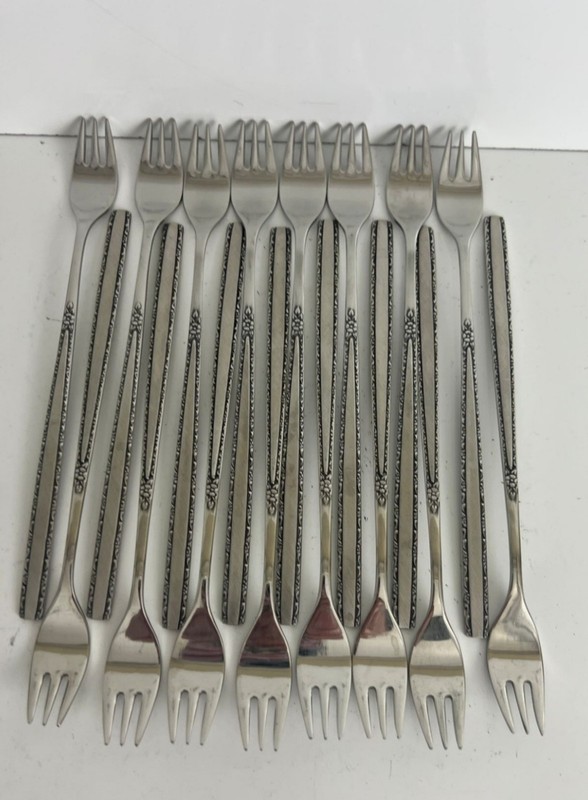 Oneida Community Stainless Flatware Via Roma Service for 8 87 Pieces gallery
