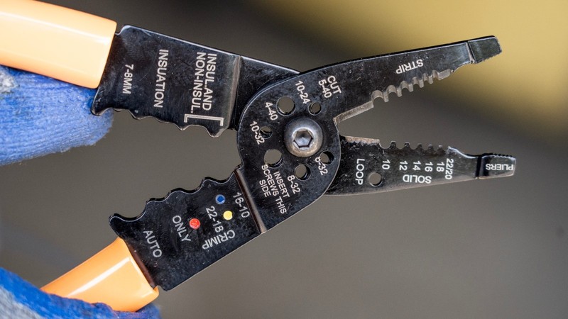 1 PIECE HIGH QUALITY WIRE STRIPPER, STEEL BODY, PVC HANDLES gallery